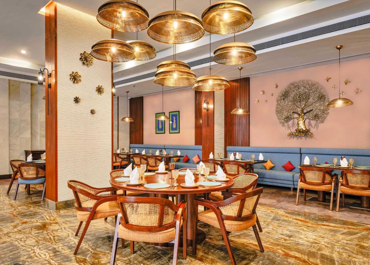 होटल Vivanta Sg Highway 5*