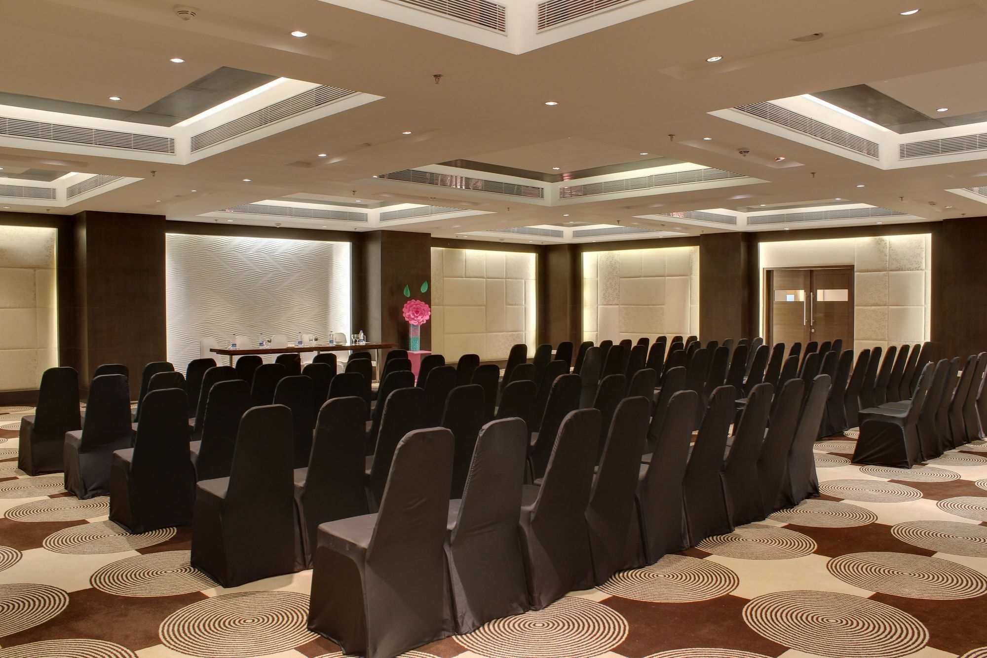 होटल Vivanta Sg Highway Ahmedabad